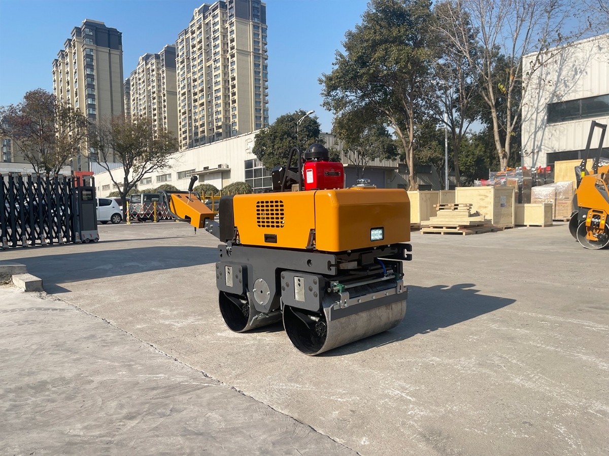 小型壓路機(jī)全液壓和機(jī)械傳動的技術(shù)對比